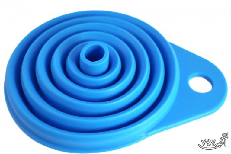 مدل تاشو دایره شکل (جیبی) فم-پی، یک ابزار دفع ادرار سرپایی برای بانوان است.